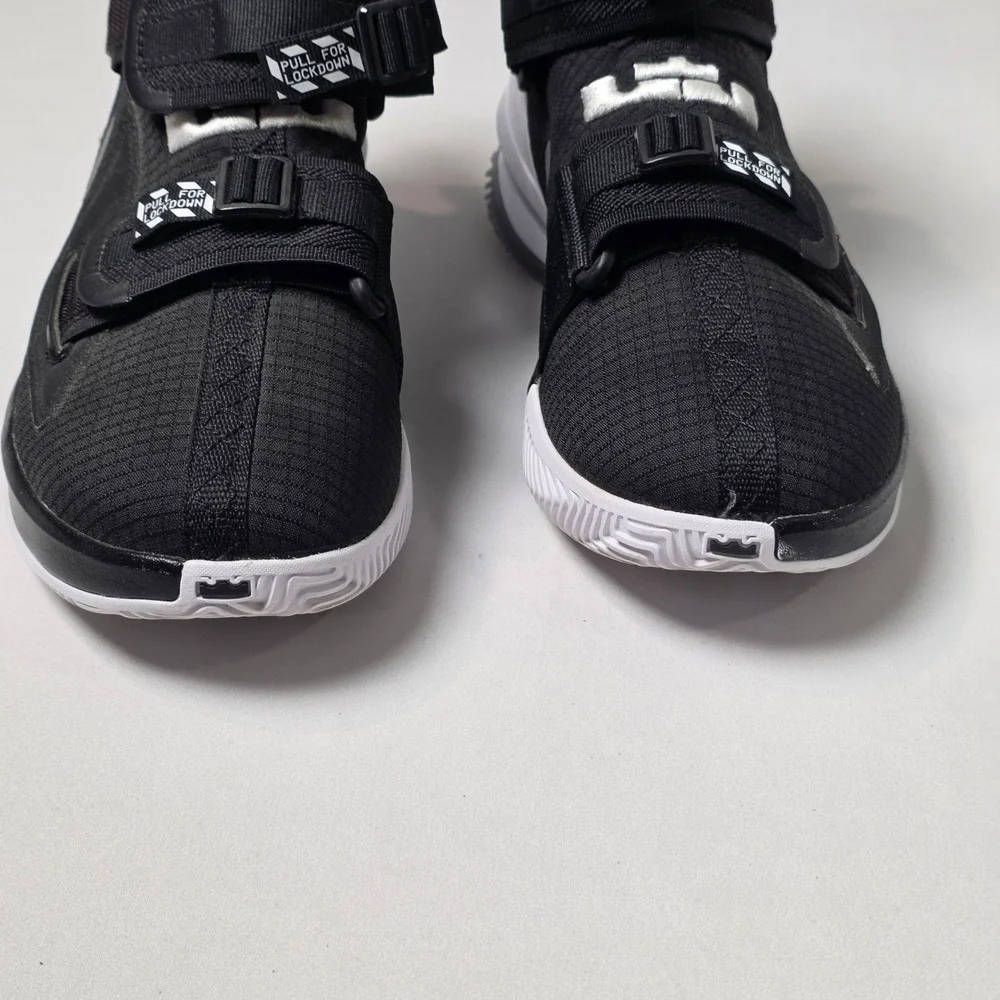 Nike LeBron Soldier 13 SFG Basketball Shoes Mens Size 8 Black and White Sneaker